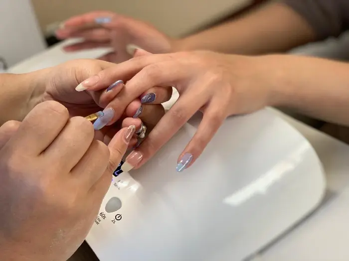 美爪のお客様 施術風景 Total Beauty Salon Ravissy所属 Ravissy 坂入紘美のネイル デザイン ミニモ