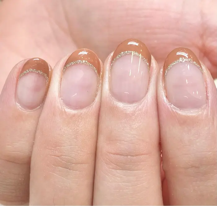 ラメライン追加 500円 ベースは基本クリアになるので お爪の傷などがある場合見えてしまうこと 銀座駅徒歩1分銀座lisse所属 銀座駅徒歩1分リセ Takeのネイルデザイン ミニモ