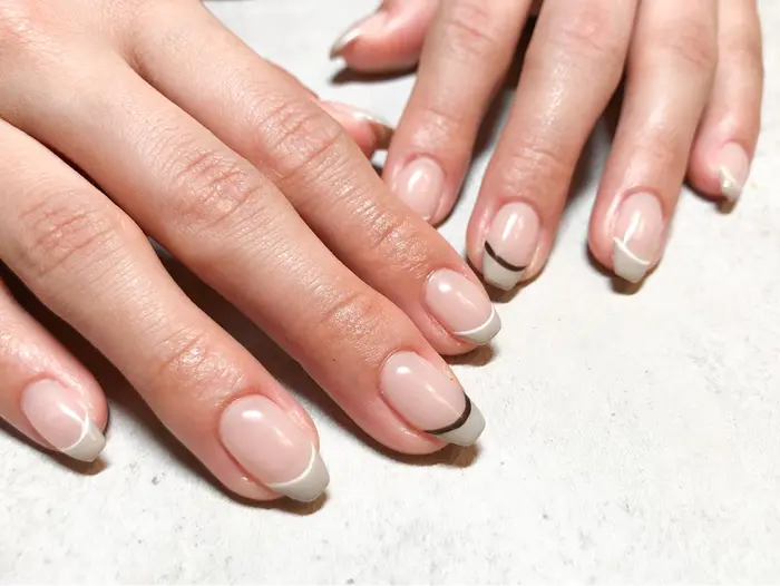 ハンド グレージュフレンチ 春夏秋冬 フレンチ グレージュ オフィス 大人 シンプル Plumeria所属 富田 愛のネイル デザイン ミニモ