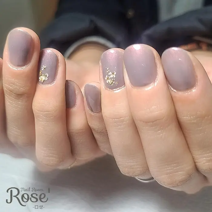 グレーに偏光パールの入ったトレンドカラー ドライフラワーをちょい足ししました マニキュアを扱っ Nail Room Rose 所属 Nail Room Rose のネイルデザイン ミニモ