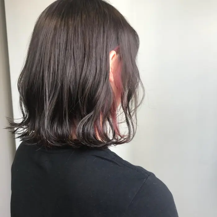 全体は地毛っぽいグレーアッシュ インナーはくすんだピンク Miles所属 大平 七海のヘアカタログ ミニモ