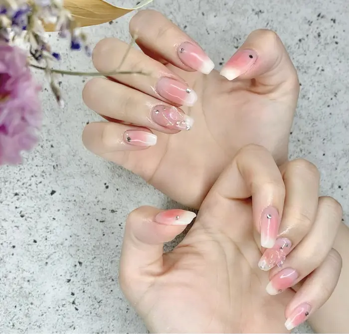 チークネイル 蝶々パーツ別途 ちゅるんネイル うる艶ネイル シンプルネイル Private Nail Salon K所属 Nail Salon ｋの ネイルデザイン ミニモ