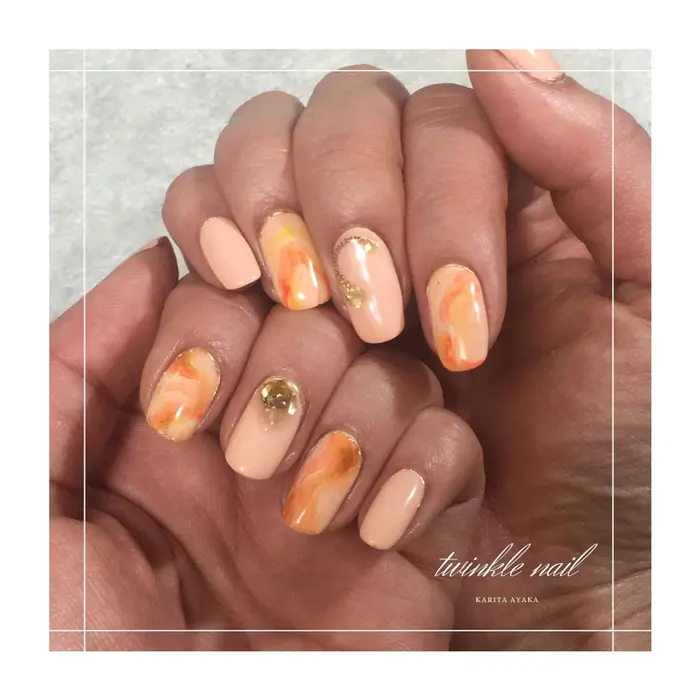 パステルオレンジでマーブルネイル Twinkle Nail所属 Twinkle Nailのネイルデザイン ミニモ