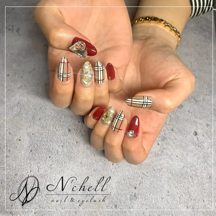 Burberry N Chell ナシェル Nail Eyelash所属 Nailist Nanami のネイル デザイン ミニモ