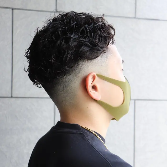 高めのスキンフェードにトップを強めにパーマをあてたパーマスタイルです Solana所属 川端 智治のヘアカタログ ミニモ