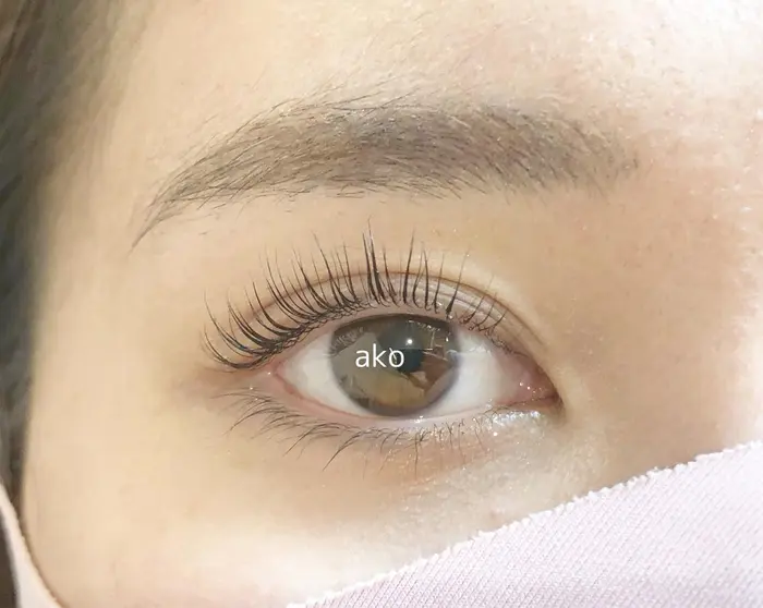 美容液でまつ育したロングまつ毛のお客様 パリジェンヌだと上がりすぎてしまったとのことで まつ毛パー Eyelash Maison Undeux所属 Ako のマツエクデザイン ミニモ