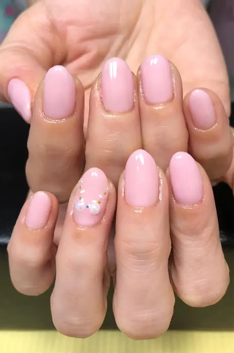 キュートな清楚ピンク パールネックレス風 パールのリボンが清楚なお色とマッチして最強な女子ネイル しーちゃんネイル所属 しーちゃんネイル 夜間深夜専門の ネイルデザイン ミニモ