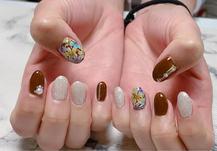 秋のフラワーネイル Gelnails Nails Naildesign Nail シュガープラムス ネイル所属 Sugarplums Hirotaのネイルデザイン ミニモ