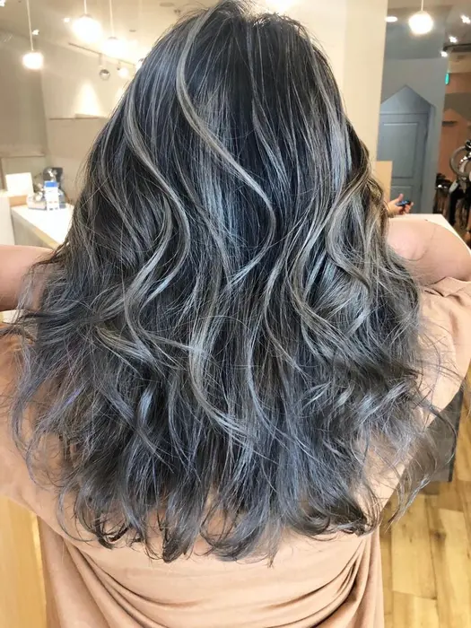 外国人風グラデーションカラー シルバーグレージュ 根元からのブリーチに抵抗がある方は 毛先のみの ルービック和歌山所属 Rubik S 和歌山太田の ヘアカタログ ミニモ