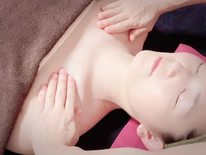 首 肩 にのうで 肩甲骨のケアにデコルテマッサージ Salon De Coral所属 Salon De Coralのマツエクデザイン ミニモ