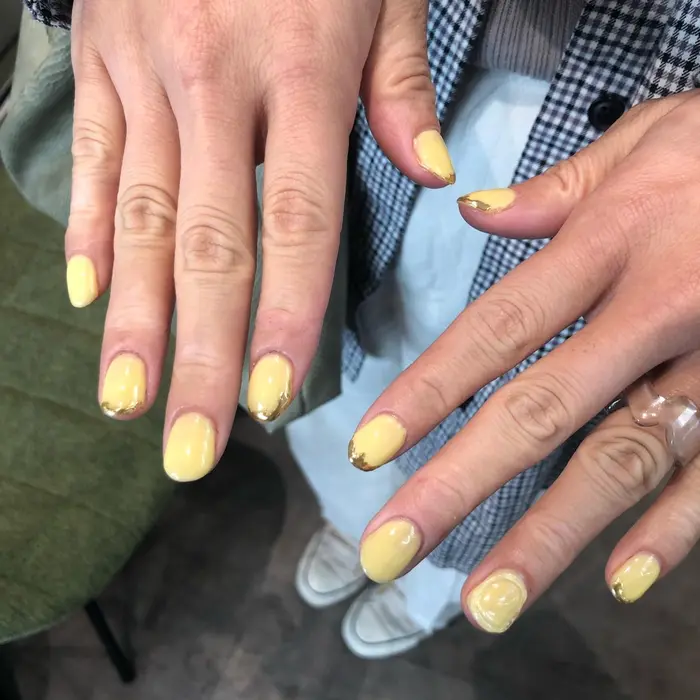 クリーミーでほんのり透け感なパステルイエロー 先端にミラーゴールドと 一本だけクリアのぷっくりネイ Cres所属 髪質改善 小山美樹子のヘアカタログ ミニモ