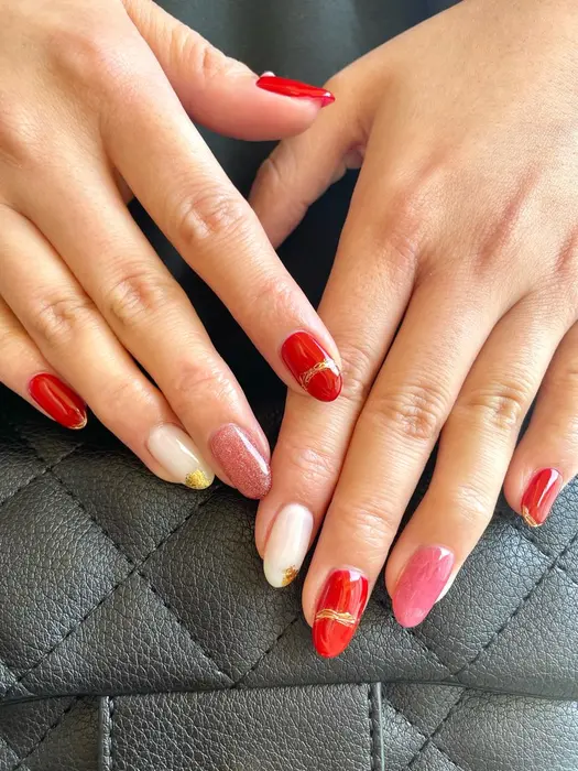 赤で冬先取り マグネットネイル ニュアンスネイル 赤ネイル 冬ネイル 9 Nail所属 9 Nine のネイル デザイン ミニモ