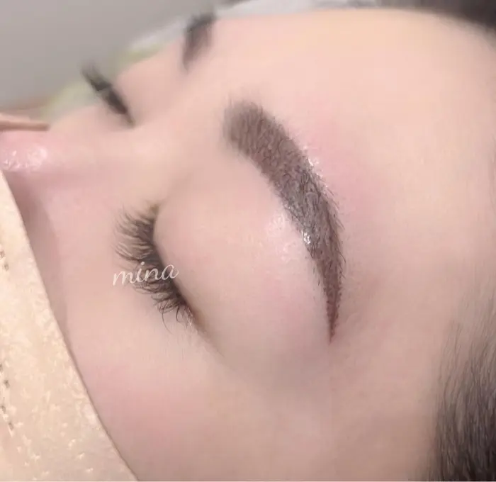 眉毛のアートメイク化粧は楽々 美奈beauty所属 エステサロン 美奈beautyのマツエクデザイン ミニモ