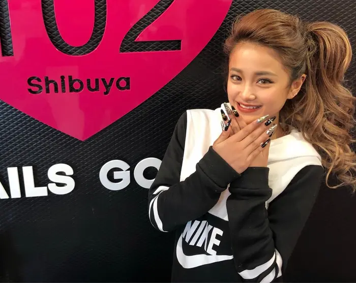 石垣千菜美ちゃん Nailsgogo らしく 超ド派手ネイル スライドしてねー 1枚マッ スカルプ専門 渋谷センター街nailsgogo所属 Nailsgogo スカルプ渋谷のネイルデザイン ミニモ