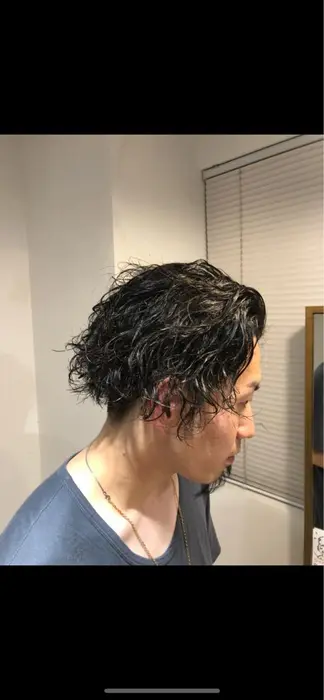 サイド ネープを刈りツーブロックに 強めのスパイラルでワイルドな印象に Hairmake Feluce所属 小松 涼のヘアカタログ ミニモ