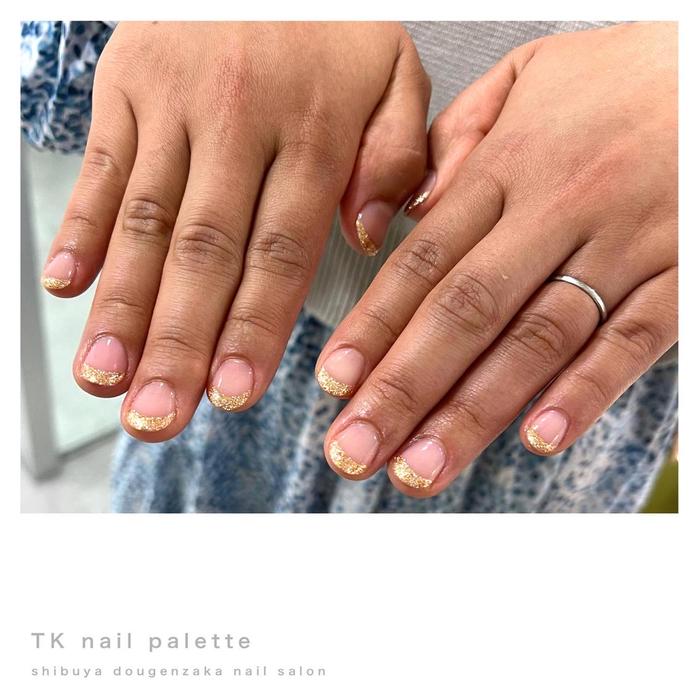 どんな服にも合わせやすいゴールドのラメフレンチ Tk Nail Palette所属 福田 侑乃のネイルデザイン ミニモ