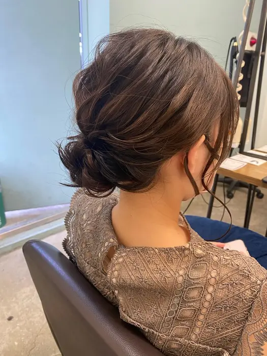 肩上ボブのシニヨンアレンジ Heel所属 周佐 小春のヘアカタログ ミニモ