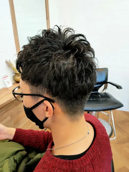 サイドから後ろスッキリ トップにしっかりとワンカールのパーマをかけています Relief所属 イトムラ マサナオのヘアカタログ ミニモ