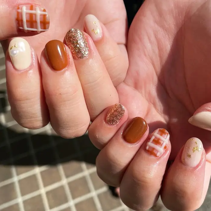 海外ネイル チェックネイル アイボリーネイル 韓国ネイル ブラウンネイル ニ J Nail所属 Ju Riのネイルデザイン ミニモ
