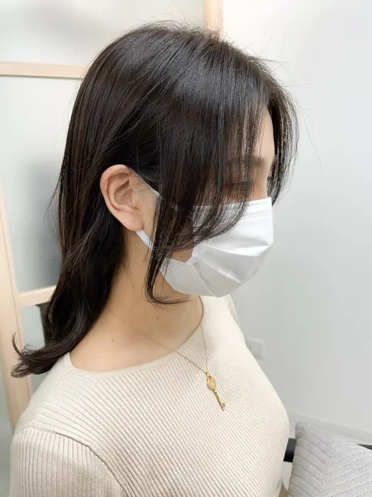 耳にかけても可愛い顔まわりの後毛カット 前髪から流れる毛と顎を覆うような毛が小顔ポイントです Eleanor Spa Treatment自由が丘所属 小顔 ショート ボブ 江波戸博章のヘアカタログ ミニモ