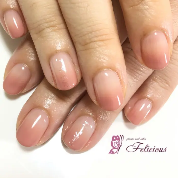 大人ピンクグラデーション パール入りカラーにドレスパウダーをプラスして さりげないキラキラを Private Nail Salon Felicious所属 松原 千晶のネイルデザイン ミニモ