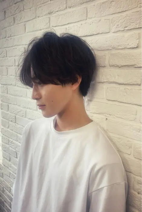 刈り上げないセンターパートにニュアンスパーマで毛流れを作ったスタイルです ご自宅でのスタイリングも Johnnymen 中野所属 韓国風マッシュ 中村翼 中野 のヘアカタログ ミニモ