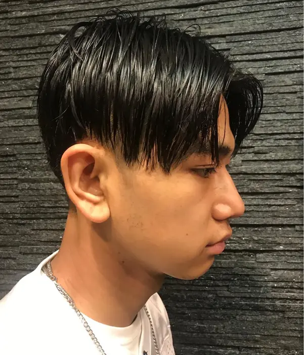 流行りの前下がりセンターパート いろんなシーンに対応できるヘアスタイルです 赤坂で無料カ Premiumbarberパレスホテル東京店所属 メンズ専門中島 太一のヘアカタログ ミニモ