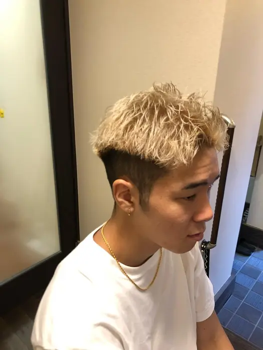 外国人風ブロンドカラー 試合前の格闘家の方々も来てくれています Neolive Cherie所属 村杉 侑哉のヘアカタログ ミニモ