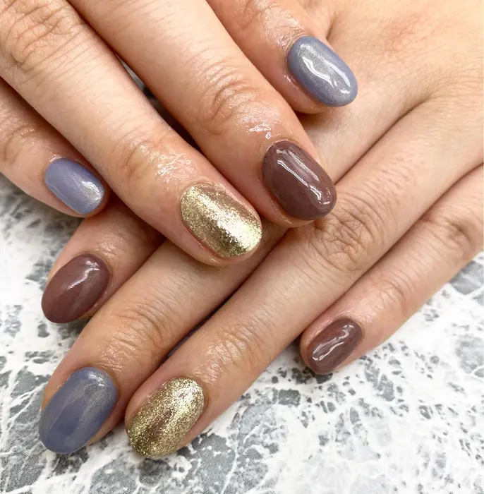 お客様ネイル 定額デザイン3980円 ブルーがアクセントになって可愛いです ファーネイルも ラクネイルサロン池袋所属 池袋店 Raku Nail Salonのネイルデザイン ミニモ