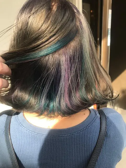 全体ブリーチで抜いた後に インナー部分のみ カラーバターを2色 表面はマットグレーを Hairlounge Lasic所属 Hairlounge Lasicのヘアカタログ ミニモ