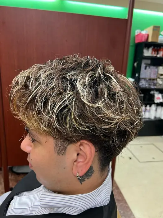 カット パーマ メッシュ メッシュの色をどこまで抜きたいかでお値段が変わります ナンバーワンクラブ 上和田本店所属 鈴木 巧真のヘアカタログ ミニモ