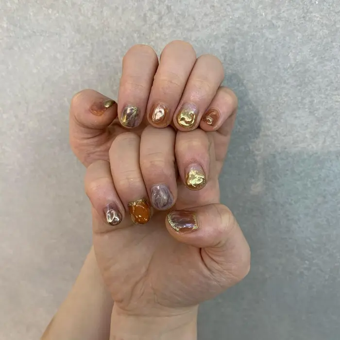 ゴールドとオレンジのニュアンスネイルなら夏らしいオシャレな爪に Zest Park吉祥寺店所属 Kureha のネイルデザイン ミニモ