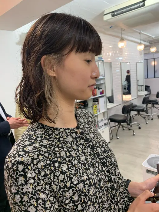 インナーカラーを入れつつパーマをいれたミディアムスタイル ホワイトっぽく抜いたブリーチがかわいい Heavens Omotesando所属 渡部 諒太のヘアカタログ ミニモ