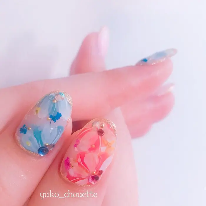 ブルーとピンクのフラワーネイル 奥行きを出したゴージャスフラワーに 押し花とシェルを散らして華やか Chouette 小俣ゆうこ所属 Chouette 小俣ゆうこのネイルデザイン ミニモ