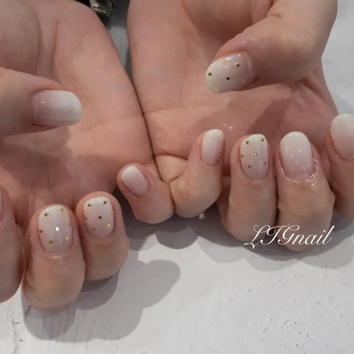 グラデーションに変更 550 シンプルネイル ドットネイル グラデーションネイル 美容室lig所属 山口 祐紀のネイル デザイン ミニモ