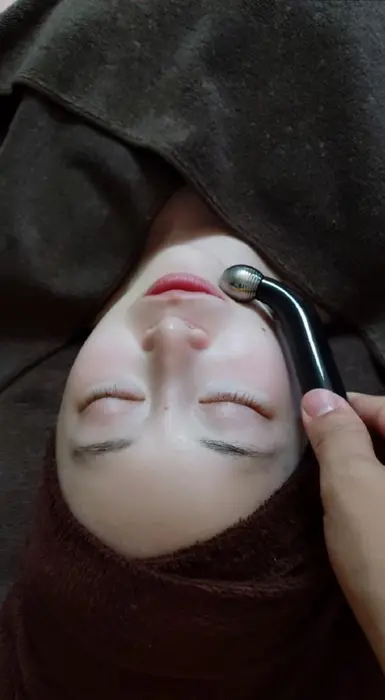 引き締め リフトアップ 若々しさに筋肉運動お顔の筋トレ 顔ems Hito Petesutetrilogy所属 Trilogy 安田美子のエステ リラクカタログ ミニモ