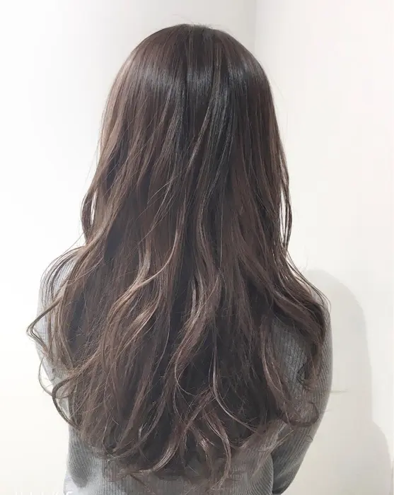 オフィスでも浮かないミルクティブラウン ハイライト Asterisk所属 Stylist 武田悠今のヘア カタログ ミニモ