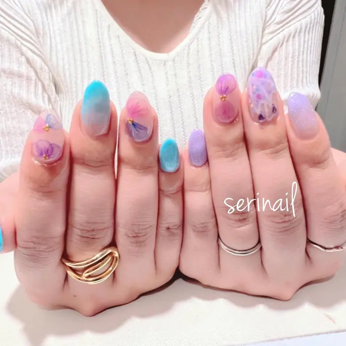 紫陽花と傘の梅雨ネイル色合いがとっても可愛いです 梅雨ネイル 紫陽花ネイル 傘ネイル Serinail所属 Yu Miのネイル デザイン ミニモ