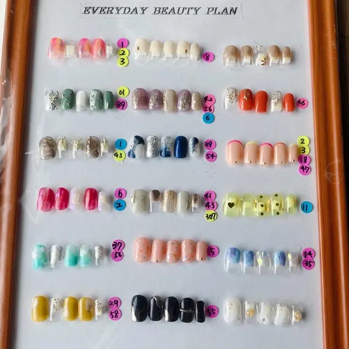 6月テンプレートデザイン ワンカラーのアートなしの所は 1本100円で色変更可能です アート増 Every Day Beauty 吉祥寺店所属 四木 亜衣美のネイルデザイン ミニモ