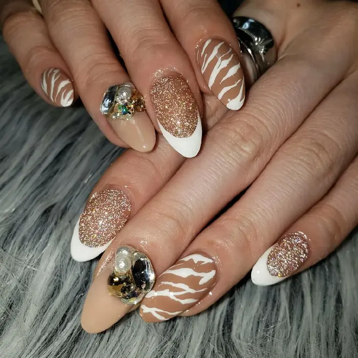 ゼブラネイル ビジューネイル フレンチネイル ベージュネイル フラッシュネイル 溝の口ネ Nail Salon Coco所属 Nail Salon Coco 溝の口駅 のネイルデザイン ミニモ