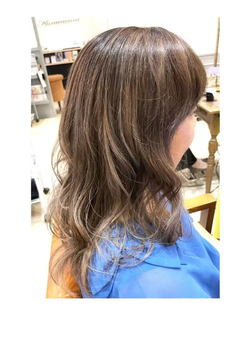 白髪染めしていても出来るアッシュシルバー フルハイライトバージョン フラミューム相模大野店所属 具志堅 ヒサミのヘアカタログ ミニモ