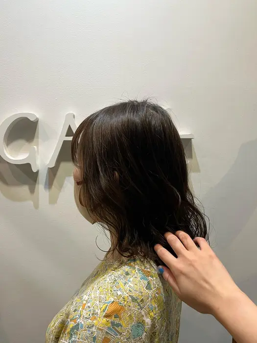 パーマをかけているお客様 毛先を少し整えて またパーマがかけやすいように段を少し入れました Chouchou By Jagara千葉駅北口店所属 山口 友彩のヘアカタログ ミニモ