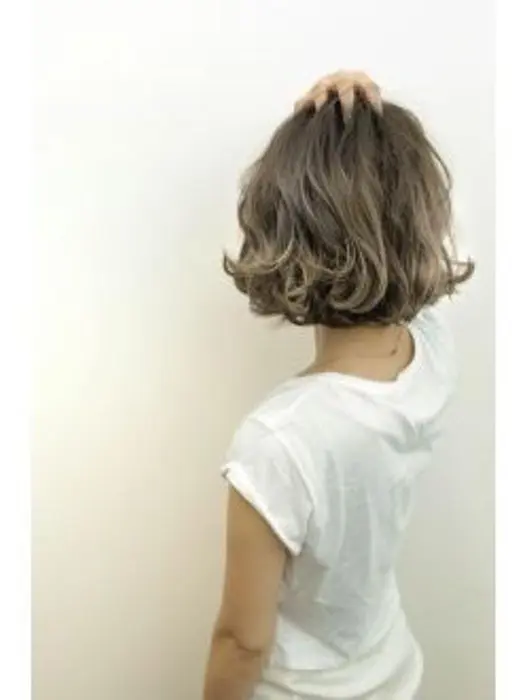 グラデーション ハイライト アッシュ ベージュ ボブ パーマ ゆるふわ くしゃっと 簡単 スタイ A Gland所属 Tomita Akariのマツエクデザイン ミニモ