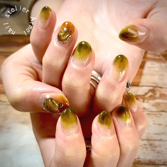 緑茶ネイル ダークカラーもシアー仕上げで涼しげ ニュアンス ニュアンスネイル 天然石ネイル 緑 ネイル アトリエ エルメル所属 ネイルアトリエ エルメルのネイルデザイン ミニモ