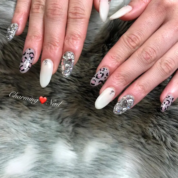 レオパードネイル敷き詰めネイルオフホワイトキラキラネイルグレージュ 新規スカルプや Charmingnail所属 Nailist Amiのネイル デザイン ミニモ