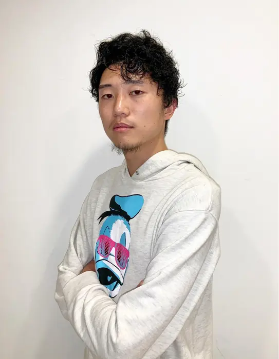 メンズ ストリートカジュアルスタイルです 強めにかけたパーマを横に流せばカッコよくキマります Salon De Mieux所属 嘉山 あかねのヘアカタログ ミニモ