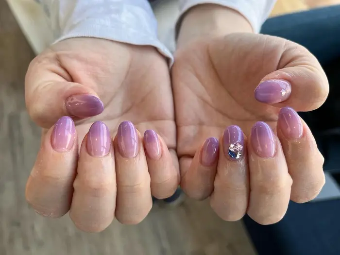グラデーション 紫色 パープル ビジュー シンプル かわいい Terrace所属 川邊 宏美のネイルデザイン ミニモ