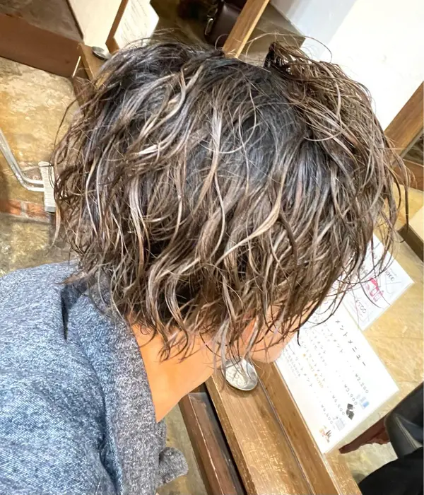 ウェーブハイライト スパイラルパーマにハイライト Jolie Fille所属 日冨 颯太のヘアカタログ ミニモ