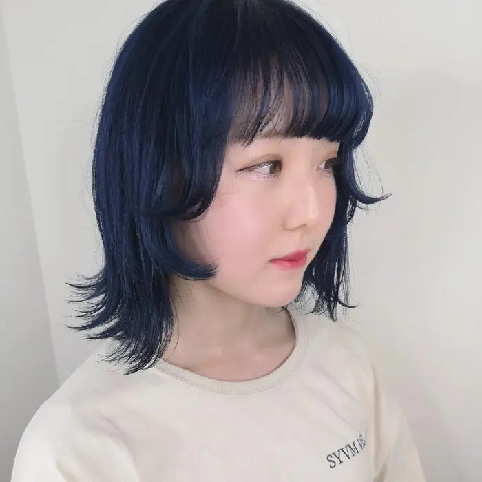 ダブルカラーでネイビーブルー 顔周りを短くカットして跳ねさせてます ヘアカラー カラー ダブ Caf カフ 所属 松本悠佑 大阪ウルフ 大阪レイヤーカットのヘアカタログ ミニモ