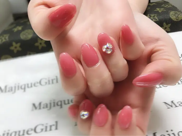 サーモンピンクとオーロラストーン組み合わせた秋ネイル 透け透け感とプルプルでとても可愛い Nail Eyelash Salon 専門店 Magiquegirl千葉店所属 Majique Koyukiのネイルデザイン ミニモ